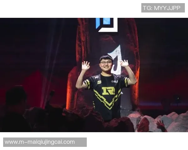 世界杯新闻和平精英热议FPX战队状态引发广泛讨论与争议分析